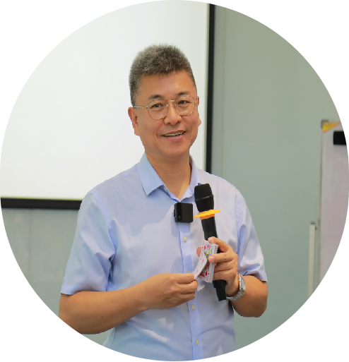 五十岁左右男性头像，穿深灰色西装，浅色背景，正面严肃表情
