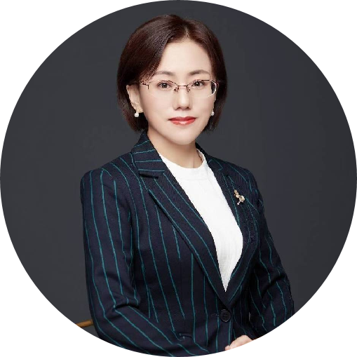 三十八岁左右女性头像，穿浅色职业装，米白色背景，正面微笑