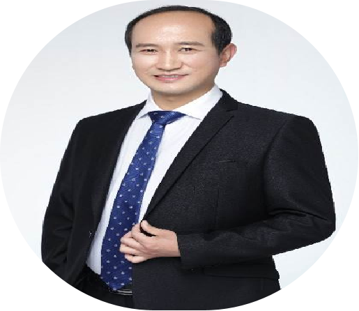 四十五岁左右男性头像，穿深色西装配领带，深色背景，正面严肃表情