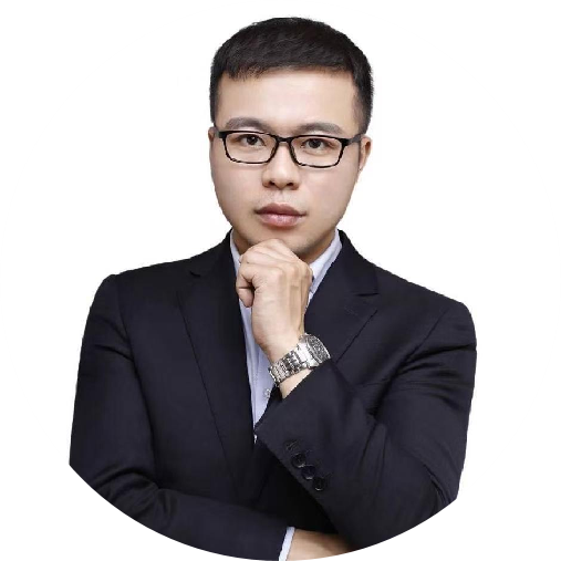 四十三岁左右男性头像，穿格子衬衫，浅灰色背景，正面微笑